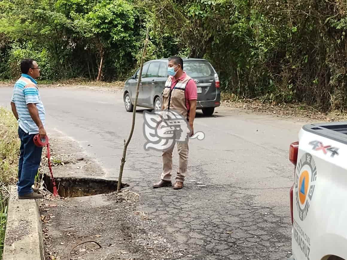 Deslaves afectan camino a la cabecera municipal de Moloacán 