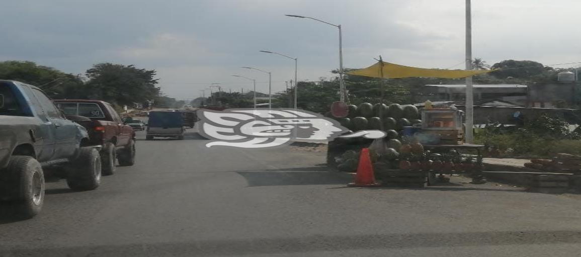 Comerciantes invaden carretera federal en Sayula de Alemán