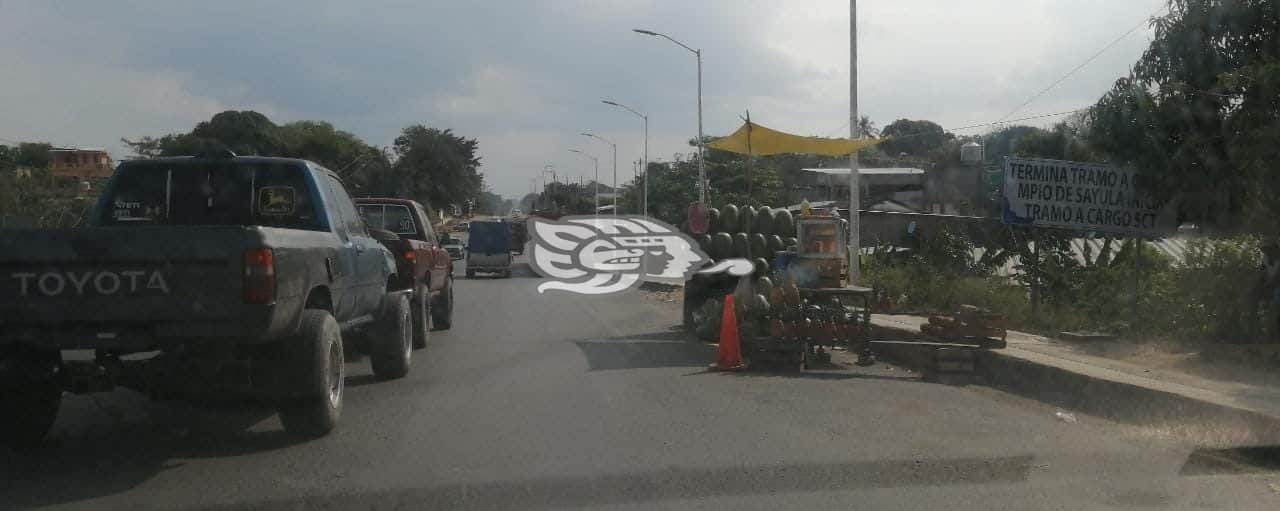 Comerciantes invaden carretera federal en Sayula de Alemán