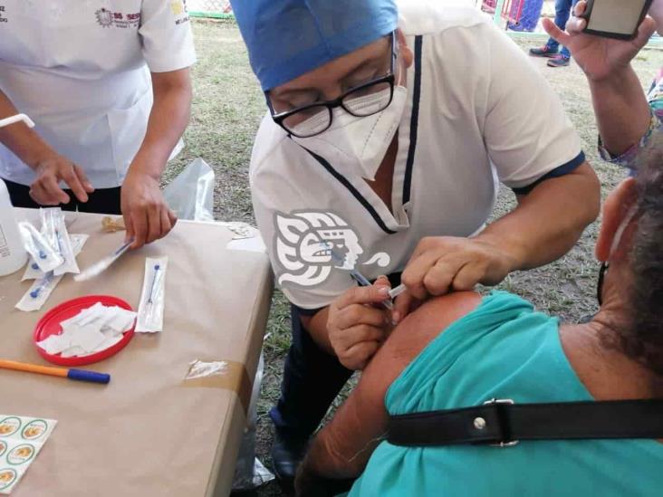 En orden y sin filas, segunda dosis de vacuna en Cosoleacaque