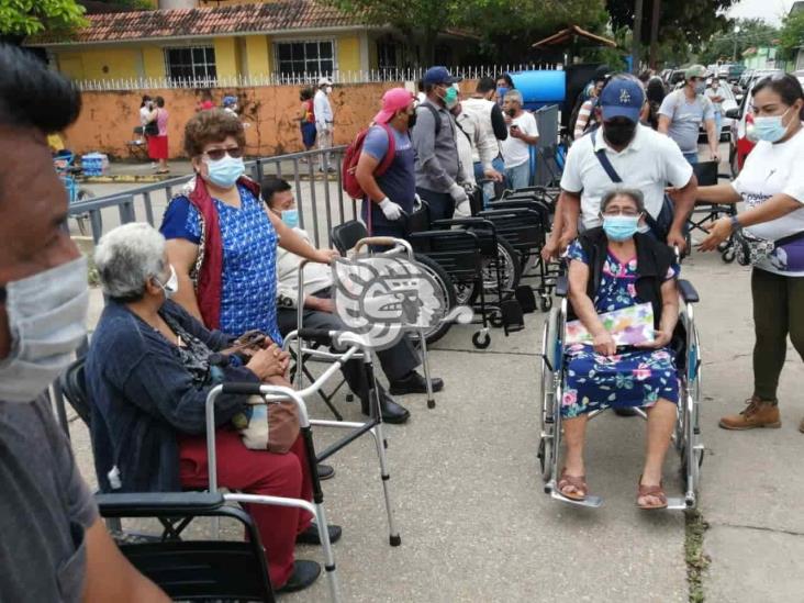 En orden y sin filas, segunda dosis de vacuna en Cosoleacaque