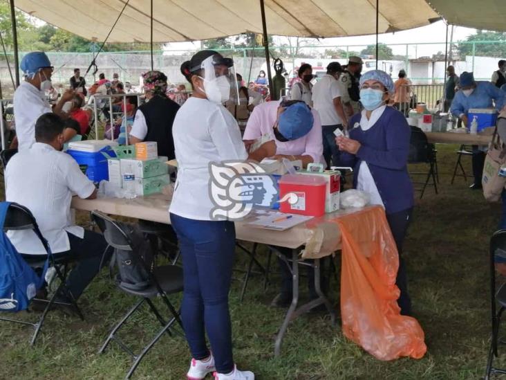 En orden y sin filas, segunda dosis de vacuna en Cosoleacaque