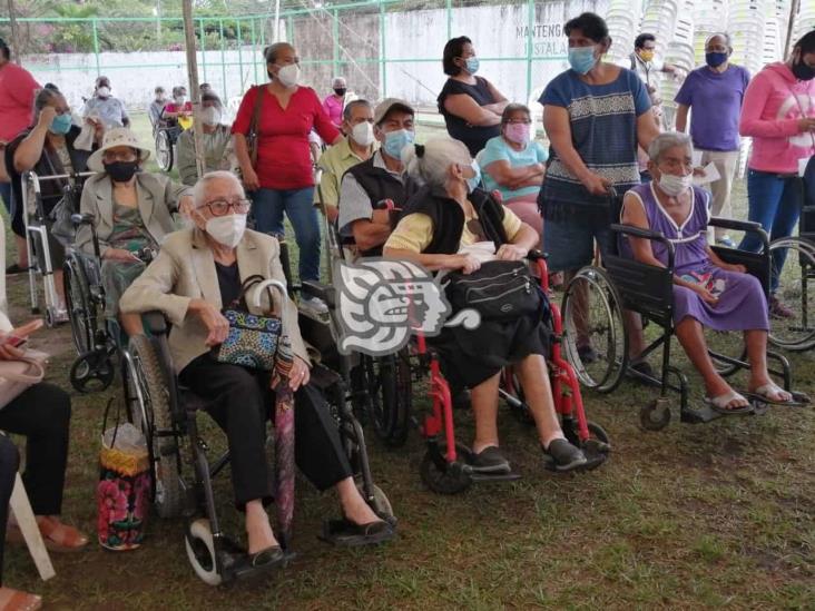 En orden y sin filas, segunda dosis de vacuna en Cosoleacaque