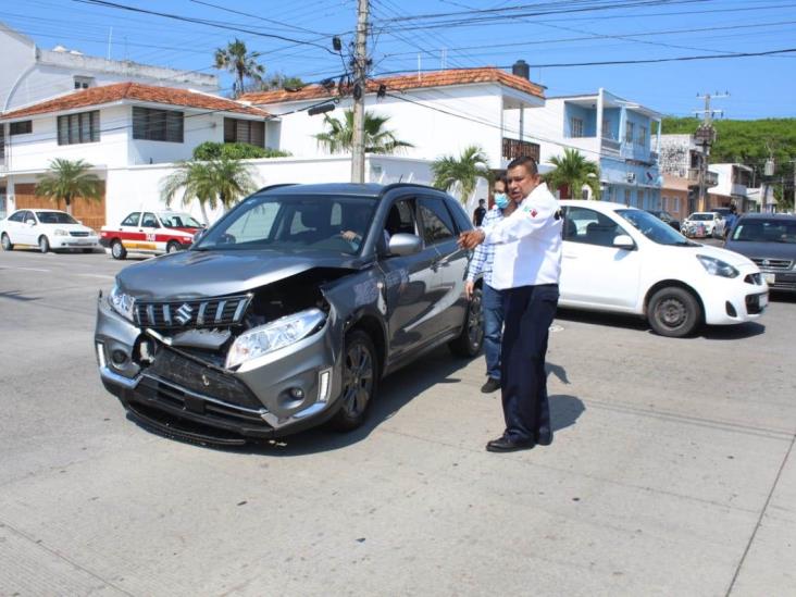 Choque entre tres unidades deja severos daños materiales en Veracruz