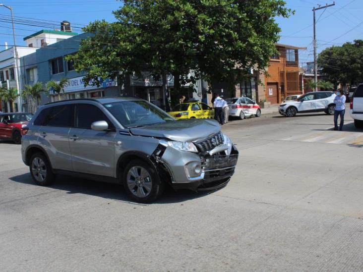 Choque entre tres unidades deja severos daños materiales en Veracruz