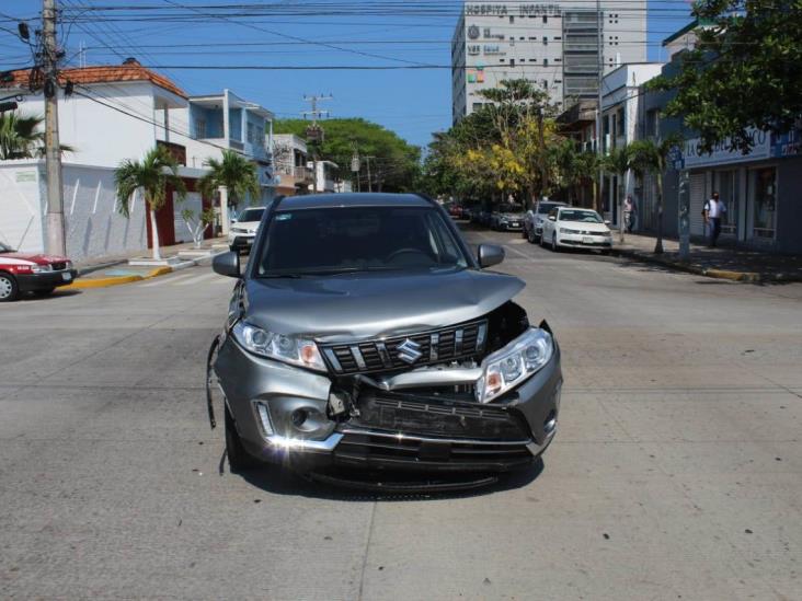 Choque entre tres unidades deja severos daños materiales en Veracruz