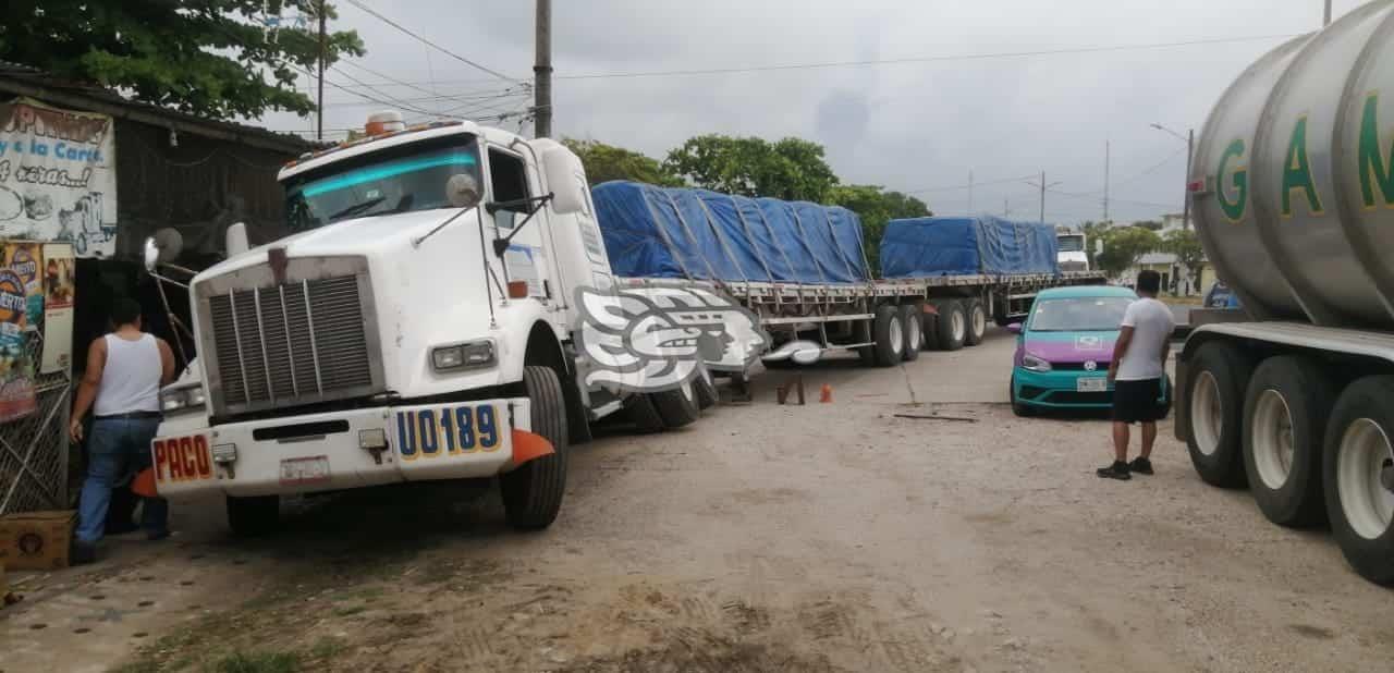 Tráiler se atora en zanja de colonia en Coatzacoalcos