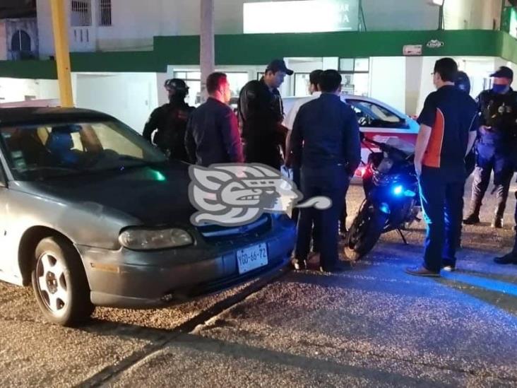 Chocan a motopatrullero; policías rodean a chofer