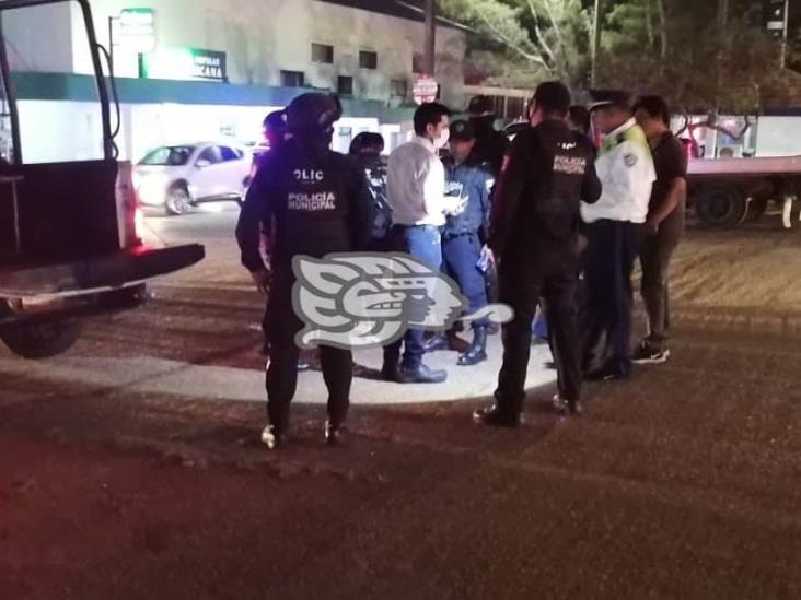 Chocan a motopatrullero; policías rodean a chofer