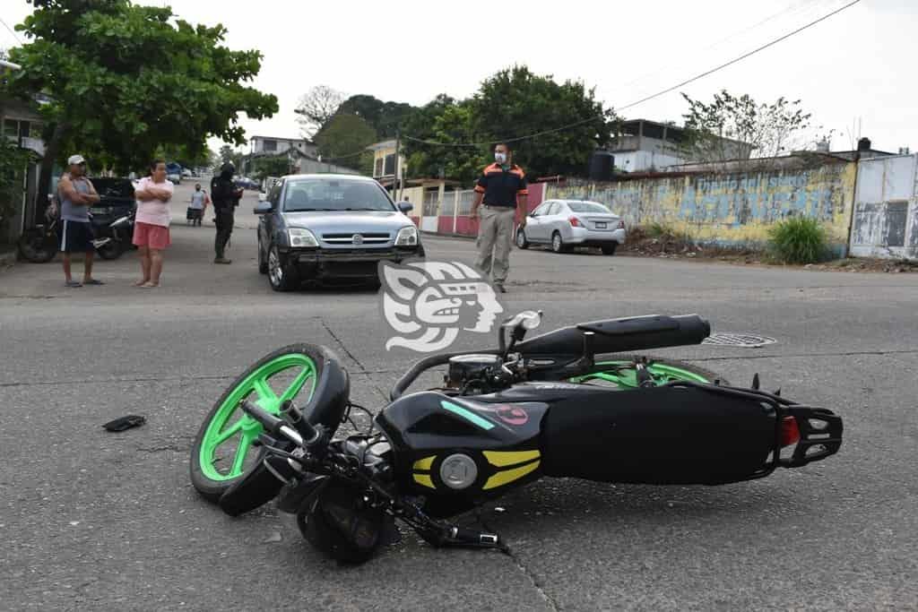 Médico no hizo alto y provocó choque en Acayucan