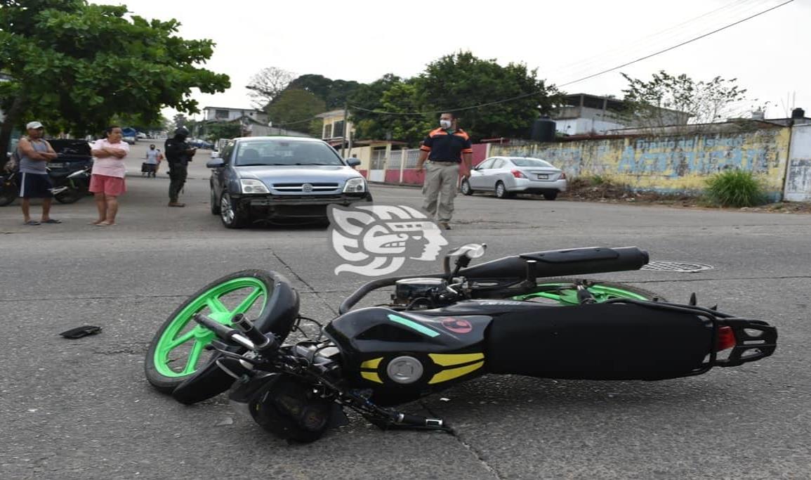 Médico no hizo alto y provocó choque en Acayucan
