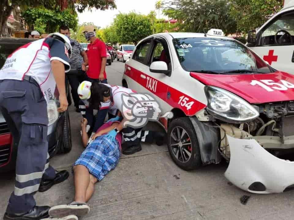 Taxista impactó a motociclista en boulevar de Nanchital