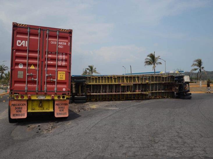 Tráiler doble remolque se accidenta en autopista Veracruz-Cardel; termina volcado