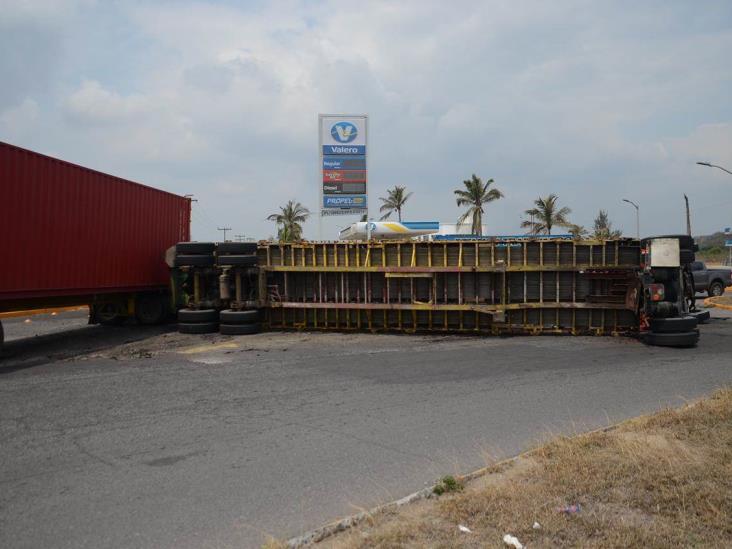 Tráiler doble remolque se accidenta en autopista Veracruz-Cardel; termina volcado