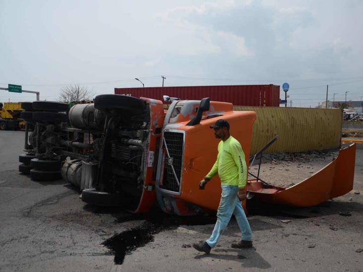 Tráiler doble remolque se accidenta en autopista Veracruz-Cardel; termina volcado