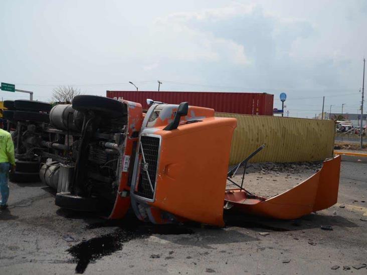 Tráiler doble remolque se accidenta en autopista Veracruz-Cardel; termina volcado