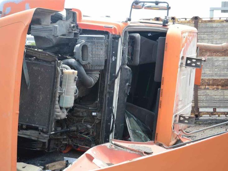 Tráiler doble remolque se accidenta en autopista Veracruz-Cardel; termina volcado