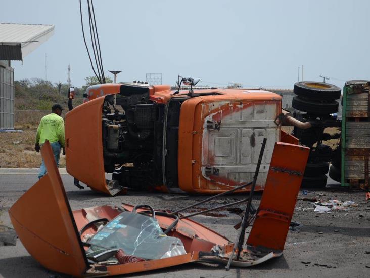 Tráiler doble remolque se accidenta en autopista Veracruz-Cardel; termina volcado