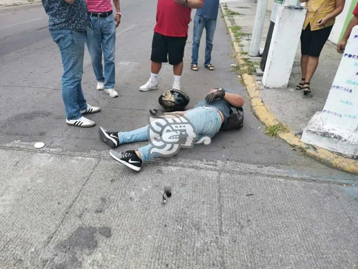 Taxista impacta a motociclista e huye en Veracruz