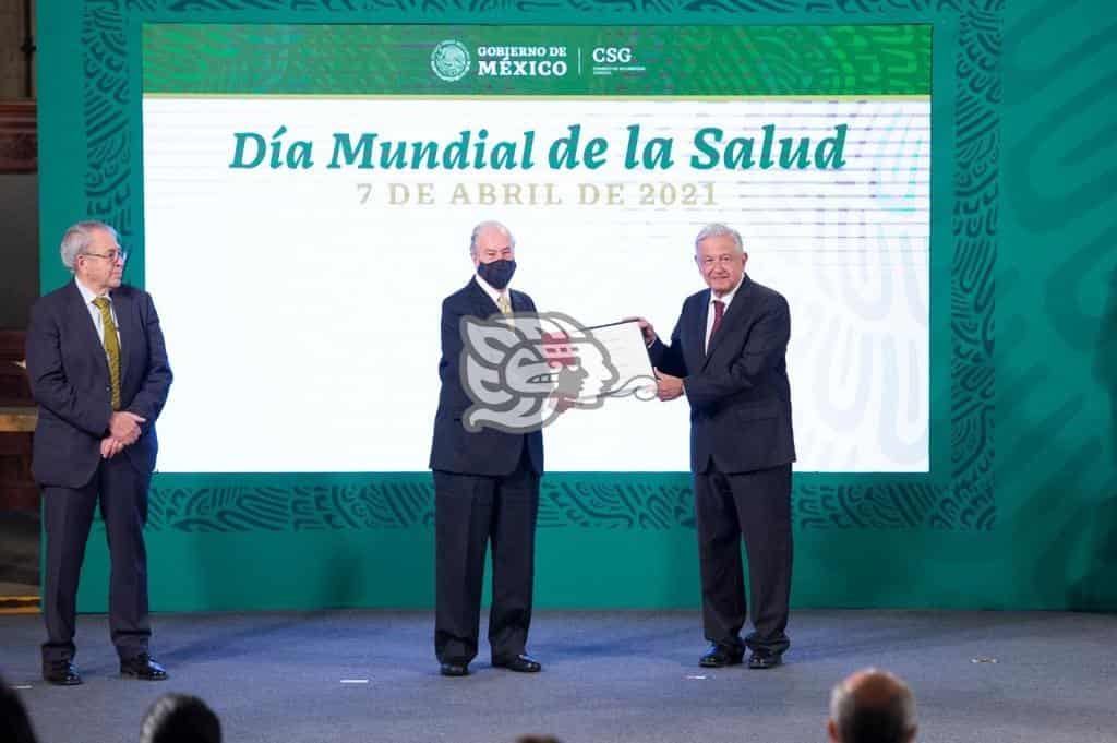 Conmemora AMLO Día de la Salud con premio a médicos y enfermeras