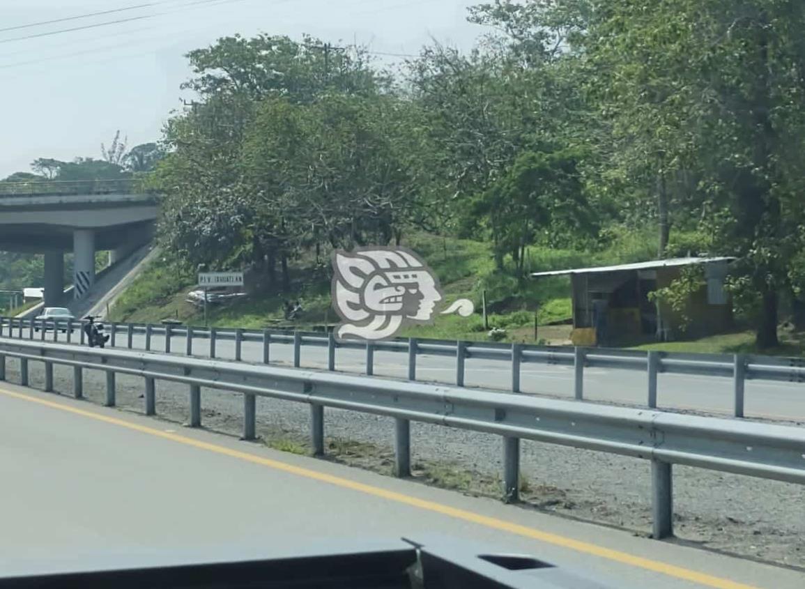 Invaden derecho de vía de la carretera Costera del Golfo 