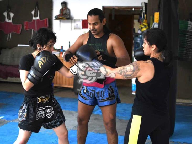 Practican mujeres artes Muay Thai para defenderse