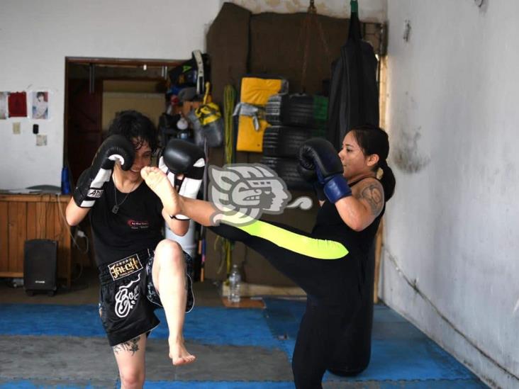 Practican mujeres artes Muay Thai para defenderse