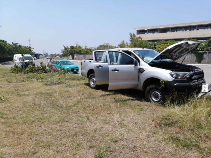 Pierde el control y se impacta contra poste de concreto en calles del Puerto