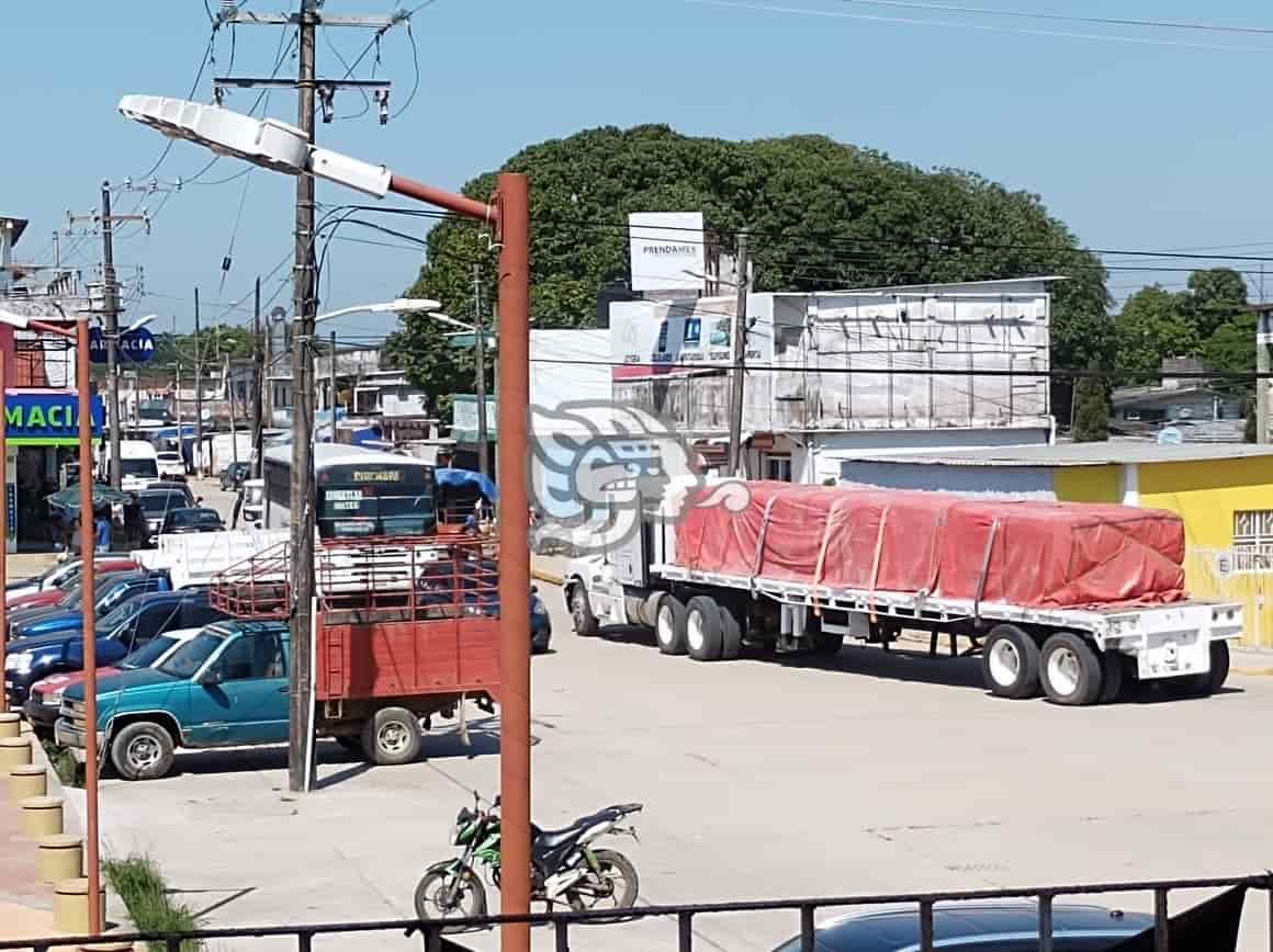 Piden frenar paso de unidades pesadas en el centro de Villa Cuichapa 