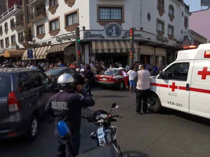 Deja tres lesionados, carambola en centro de Córdoba