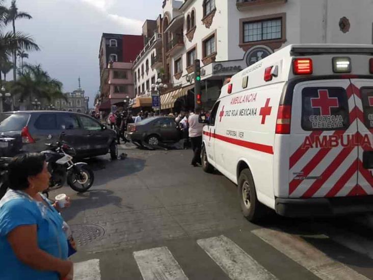 Deja tres lesionados, carambola en centro de Córdoba