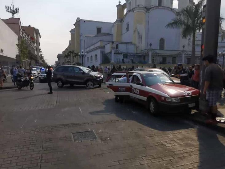 Deja tres lesionados, carambola en centro de Córdoba