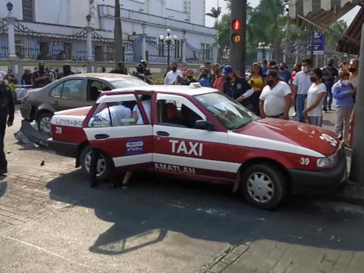 Deja tres lesionados, carambola en centro de Córdoba