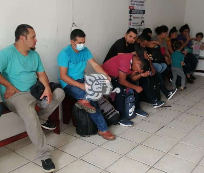 Resguardan a 18 migrantes en carretera Las Choapas-Cerro de Nanchital