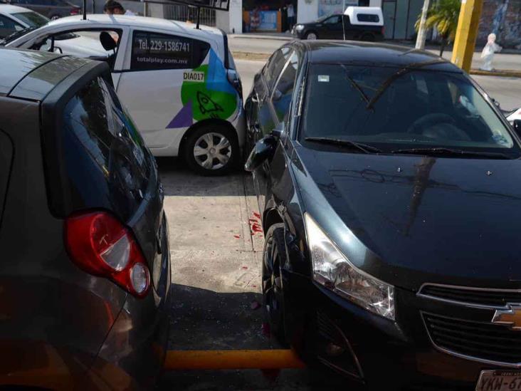 Choque entre tres unidades deja severos daños materiales en calles de Veracruz