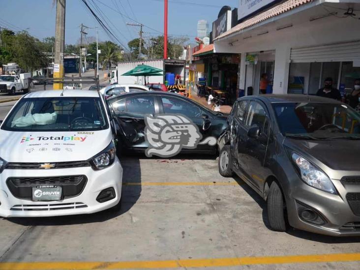 Choque entre tres unidades deja severos daños materiales en calles de Veracruz