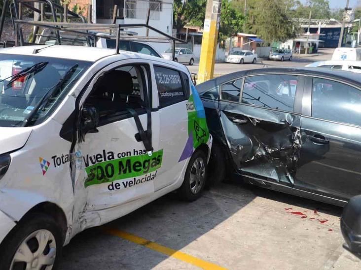 Choque entre tres unidades deja severos daños materiales en calles de Veracruz