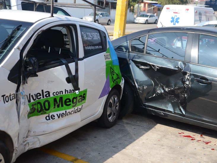 Choque entre tres unidades deja severos daños materiales en calles de Veracruz