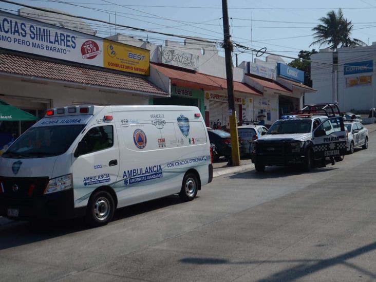 Choque entre tres unidades deja severos daños materiales en calles de Veracruz