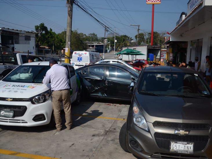 Choque entre tres unidades deja severos daños materiales en calles de Veracruz