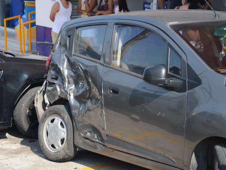 Choque entre tres unidades deja severos daños materiales en calles de Veracruz