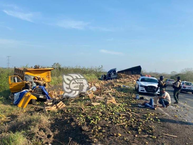 Aparatoso accidente entre tracto y volteo en San Juan; rapiñan mango