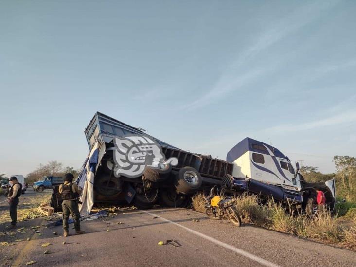 Aparatoso accidente entre tracto y volteo en San Juan; rapiñan mango