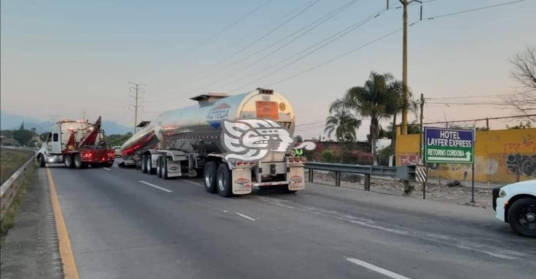 Se desprenden dos pipas con lácteos sobre la Córdoba-Puebla