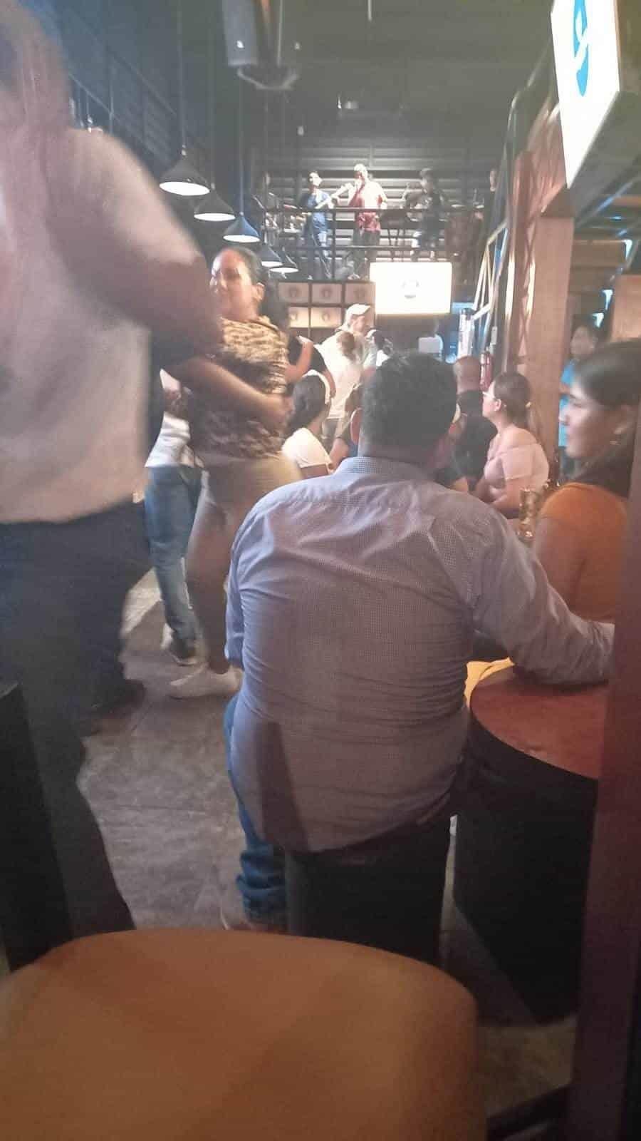 De fiesta y sin cubrebocas en un bar, captan a diputada veracruzana