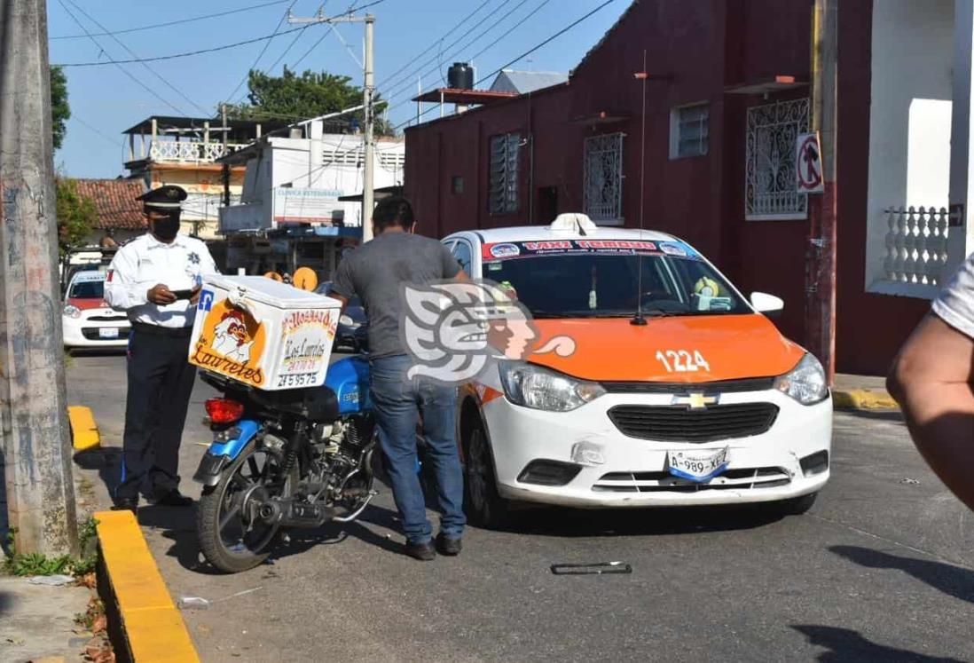 Joven motociclista provoca choque en Acayucan