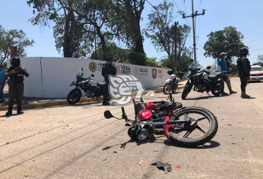 Pareja en motociclista es colisionada por taxista en boulevard de Oluta