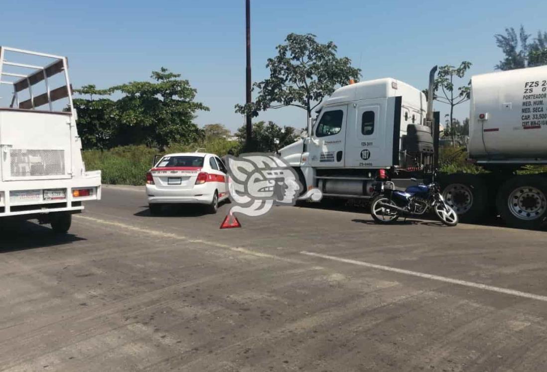 Taxista impacta a motociclista en la Costera del Golfo