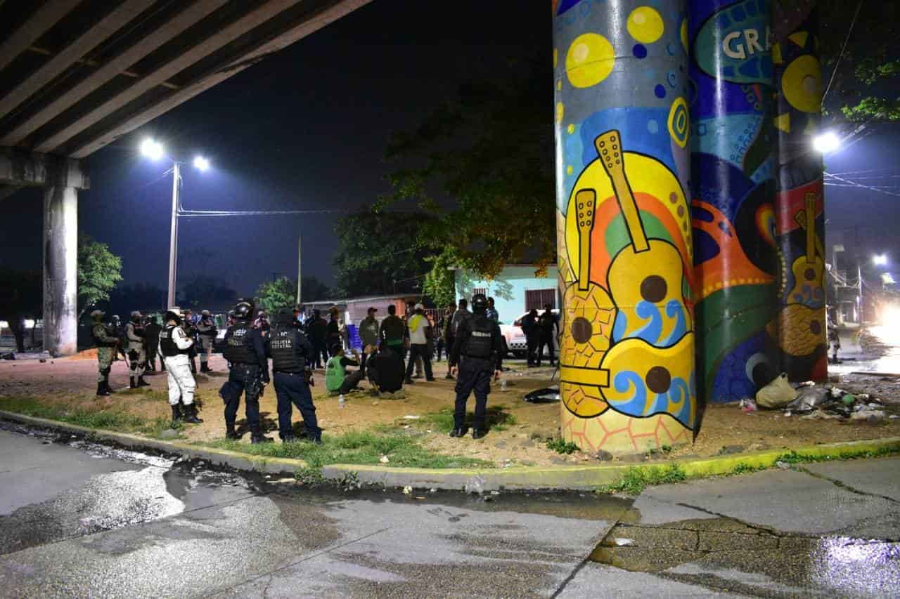 Realizan operativo bajo el Puente de la Avenida 1; inspeccionan a migrantes