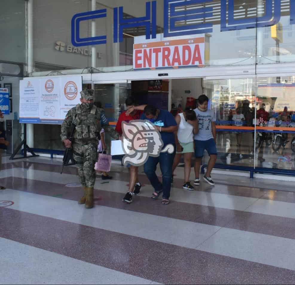 Detienen a ladrones de centro comercial en Acayucan 